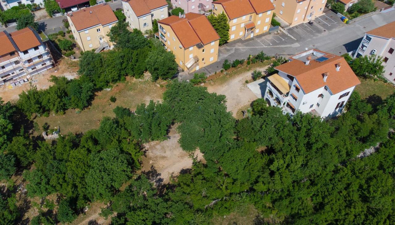 Mihael Apartma *